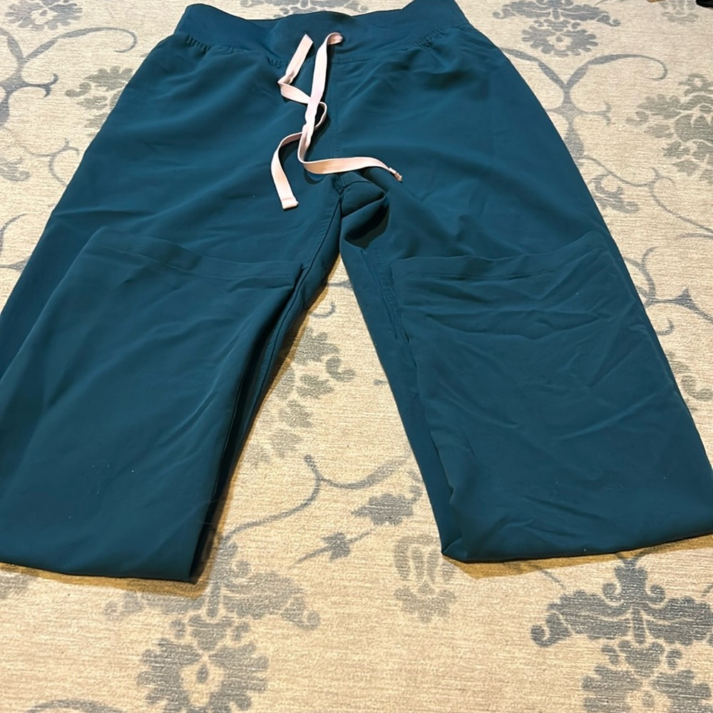 Caribbean blue figs scrubs bottoms in XXS petite and top in XS pretty new